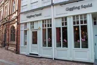 „Udělalo se mi z toho špatně.“ Žena v Anglii objevila po použití toalety pod prkýnkem kameru pro živé vysílání - Novinky